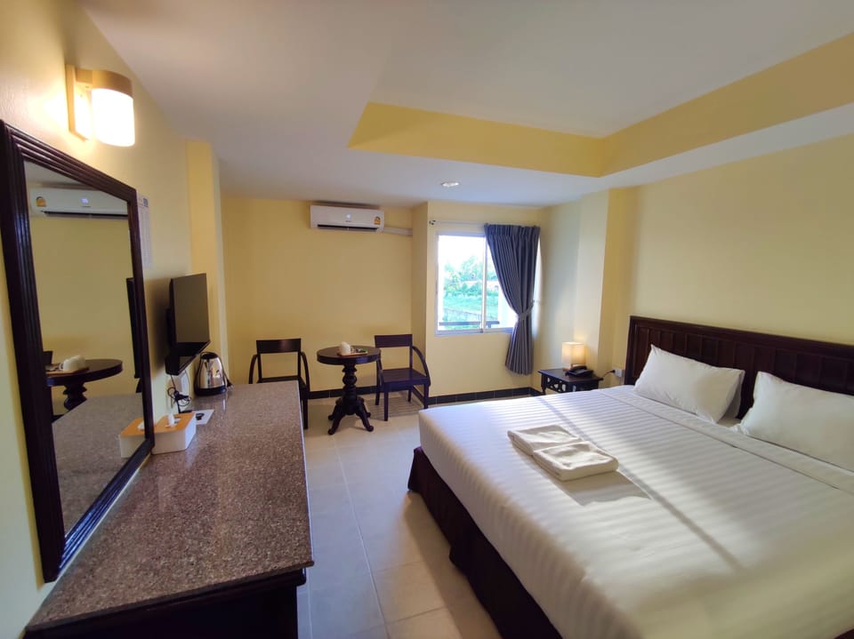 Standard Room, 1 King Bed, Pool View | Desk, blackout drapes, free WiFi, bed sheets