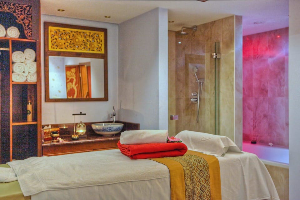 Couples treatment rooms, sauna, hot tub, Turkish bath, body treatments