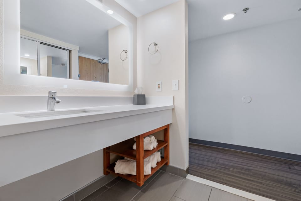 Combined shower/tub, hydromassage showerhead, free toiletries