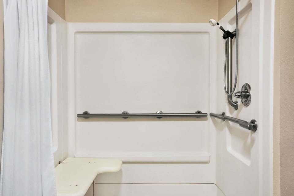 Room, 2 Double Beds, Accessible, Non Smoking | Bathroom | Combined shower/tub, free toiletries, hair dryer, towels