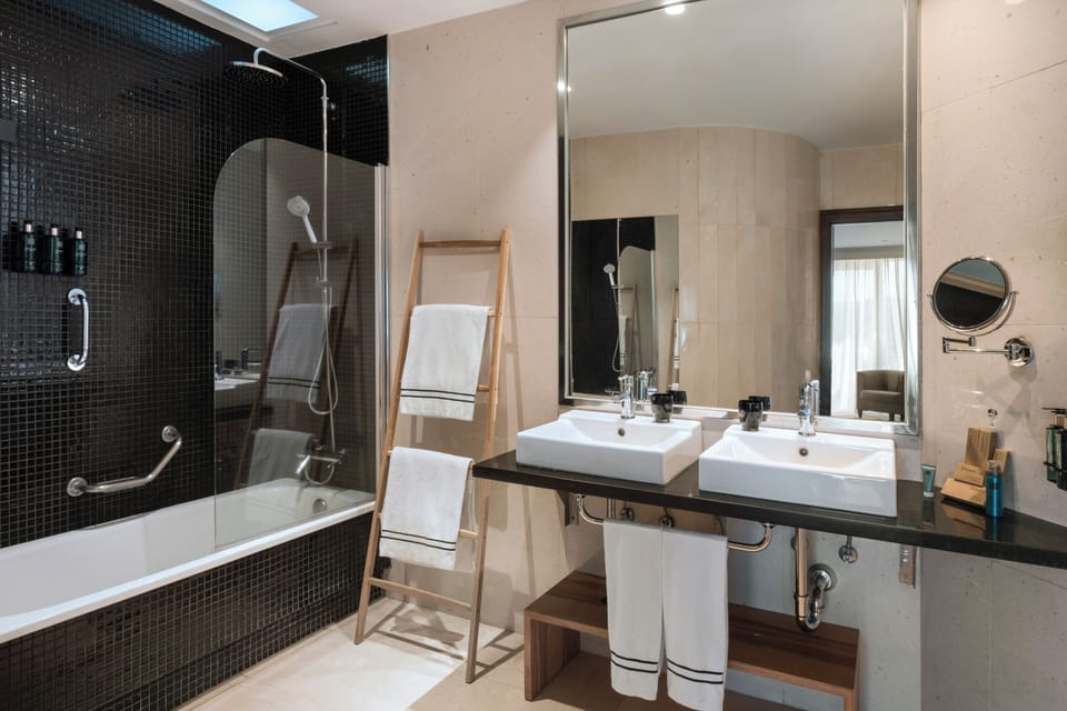 Suite Duplex Sea View | Bathroom | Free toiletries, hair dryer, towels