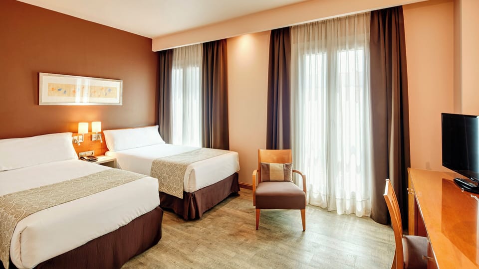 Superior Twin Room | Minibar, in-room safe, desk, soundproofing