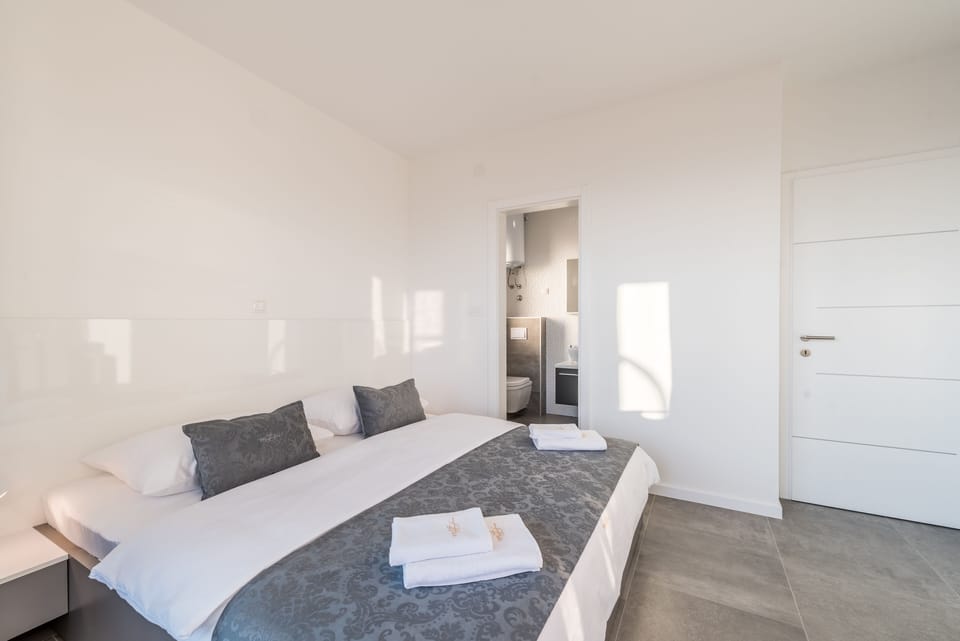 Exclusive Apartment, 4 Bedrooms, Hot Tub, Sea View | 4 bedrooms, in-room safe, soundproofing, iron/ironing board