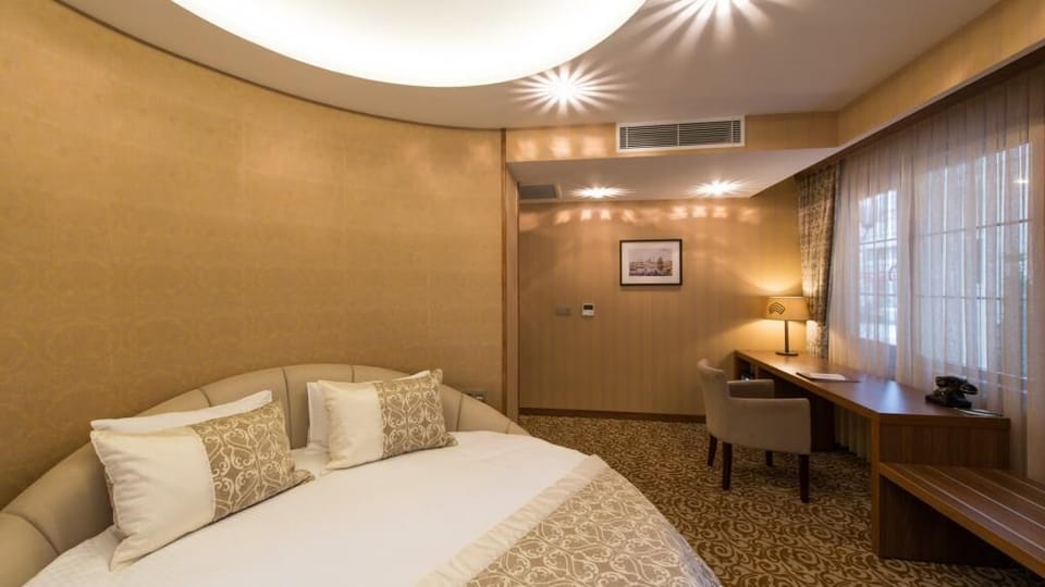Deluxe Double Room | Minibar, in-room safe, desk, iron/ironing board