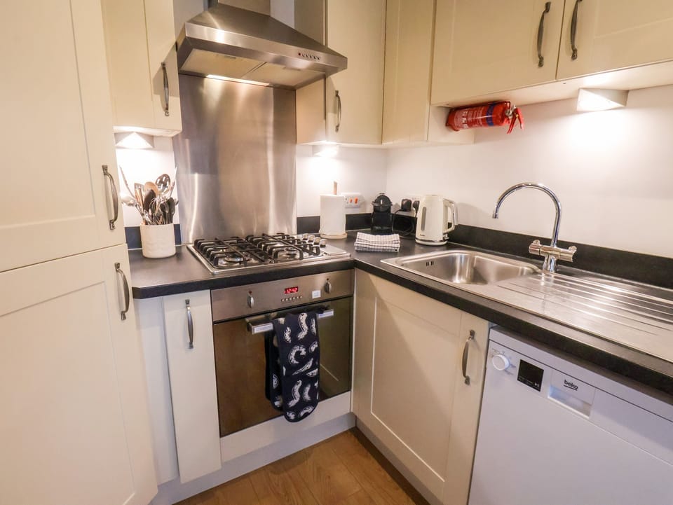 Cottage | Private kitchen | Fridge, electric kettle, toaster, cookware/dishes/utensils