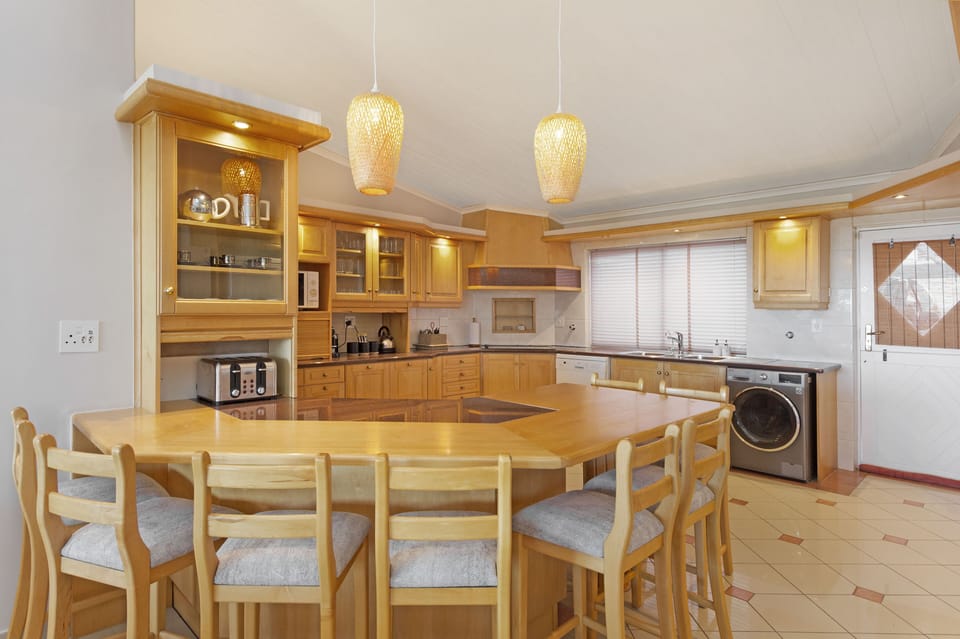House (6 Bedrooms) | Interior