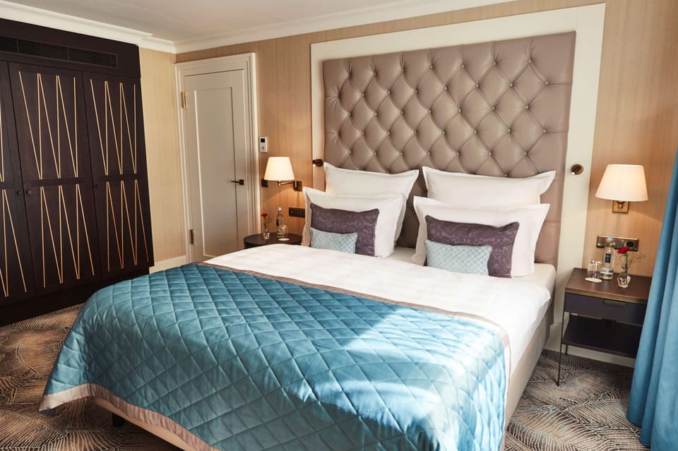 Executive Suite | 1 bedroom, hypo-allergenic bedding, minibar, in-room safe