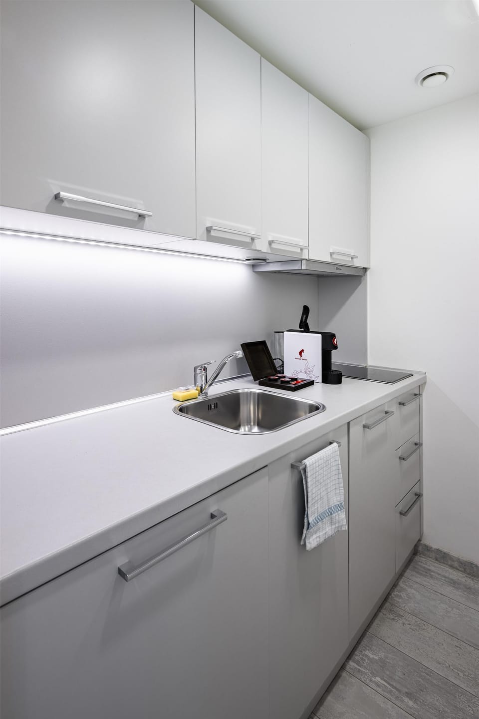 Apartment, 1 Bedroom | Private kitchenette | Coffee/tea maker, electric kettle