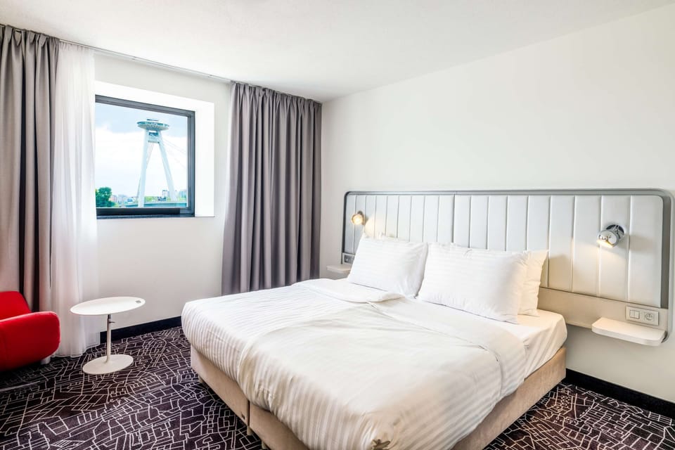 Hypo-allergenic bedding, minibar, in-room safe, desk