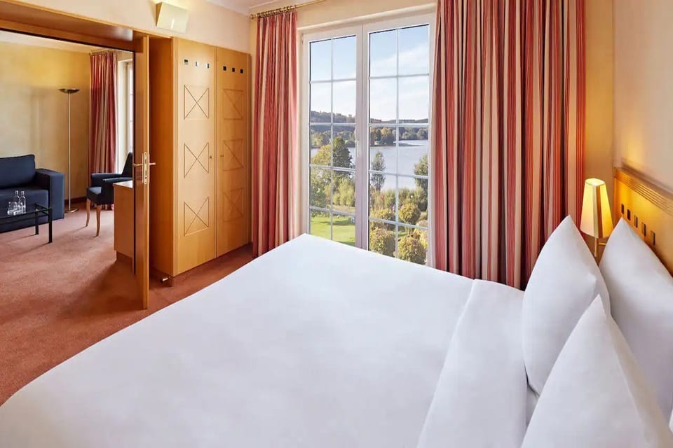 Junior Suite | Hypo-allergenic bedding, minibar, in-room safe, desk