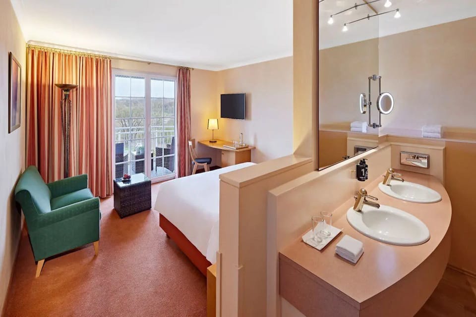 Classic Double Room | Hypo-allergenic bedding, minibar, in-room safe, desk