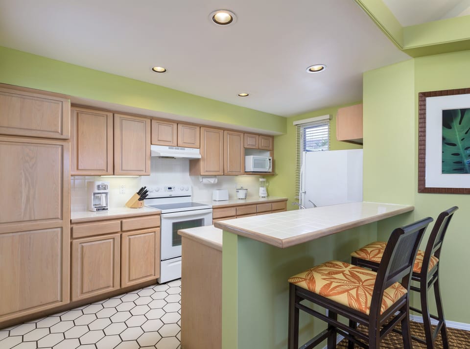 Fridge, coffee/tea maker