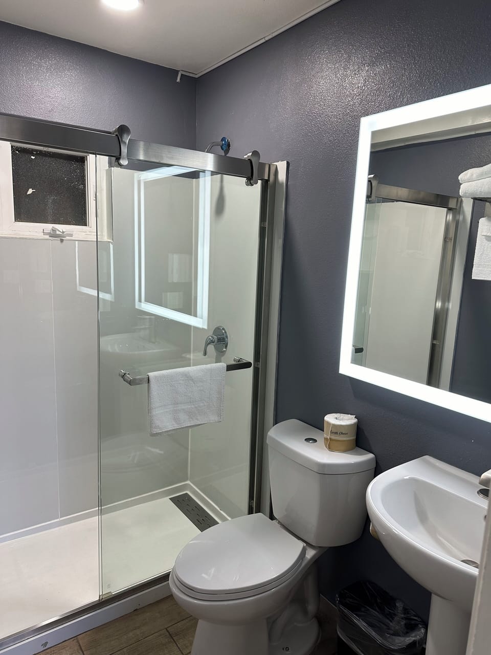 Standard Room, 1 King Bed | Bathroom | Shower, free toiletries, hair dryer, towels