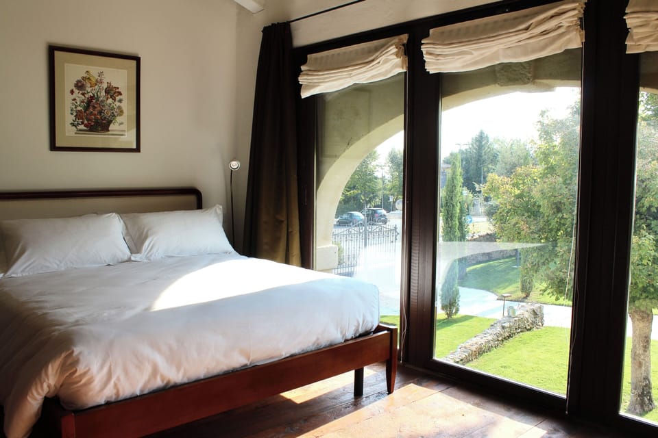 Standard Room, 1 Queen Bed | Premium bedding, iron/ironing board, free WiFi, bed sheets