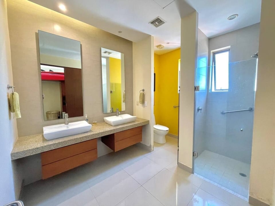 Comfort Condo | Bathroom | Shower, towels