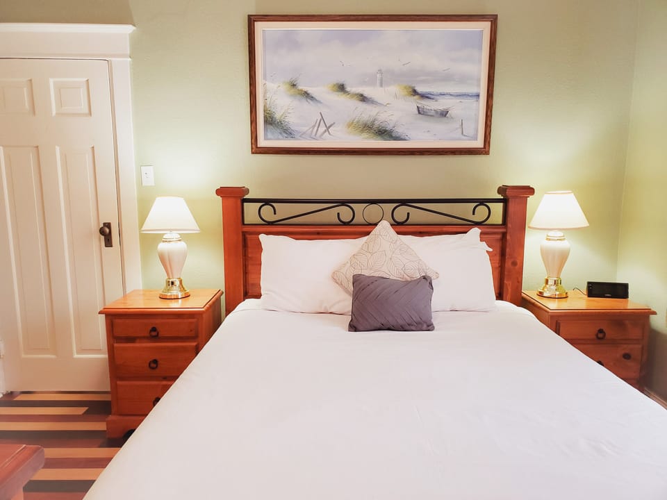 Studio, 1 Queen Bed, Terrace | Premium bedding, individually decorated, individually furnished, desk