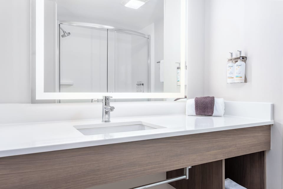 Combined shower/tub, hair dryer, towels