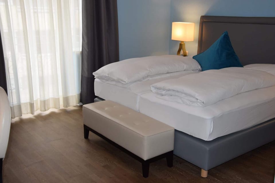 Hypo-allergenic bedding, in-room safe, desk, blackout drapes