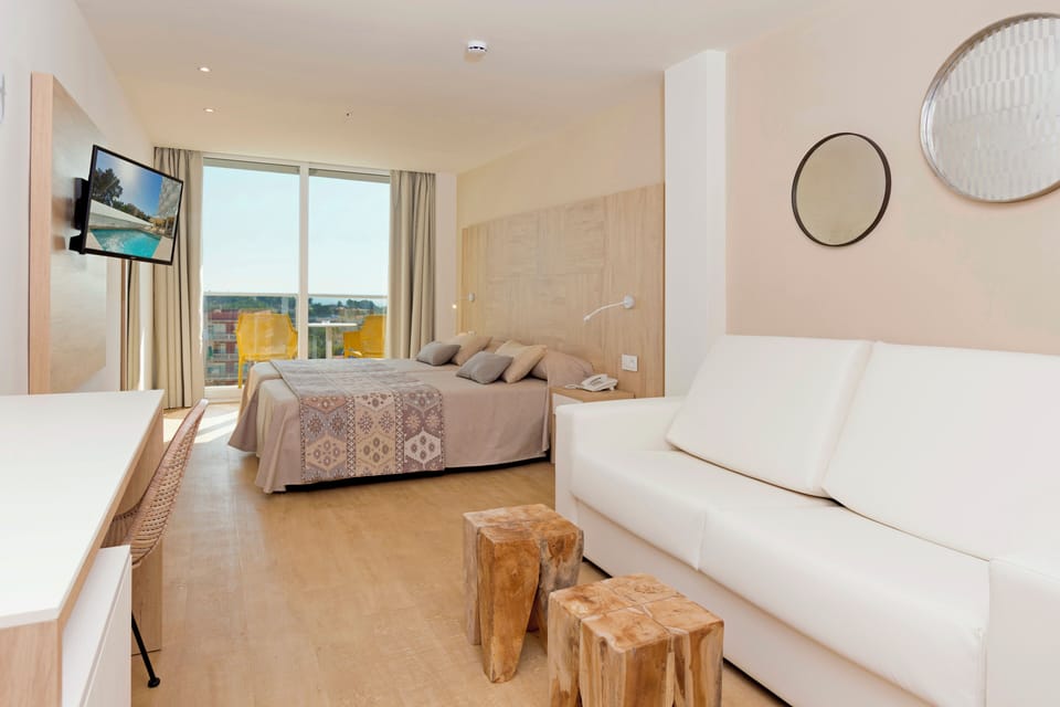 Premium Double Room, Balcony (2 adults) | In-room safe, desk, free WiFi, bed sheets
