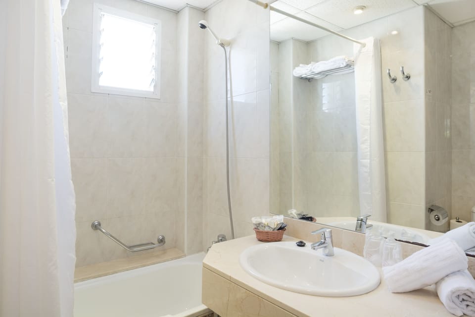 Single Room, Balcony | Desk, free WiFi, bed sheets