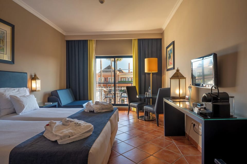 Superior Twin Room | 1 bedroom, minibar, in-room safe, desk