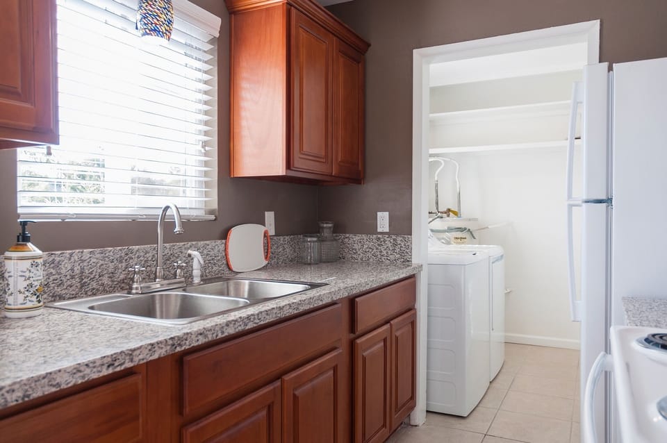 Full-size fridge, microwave, oven, coffee/tea maker