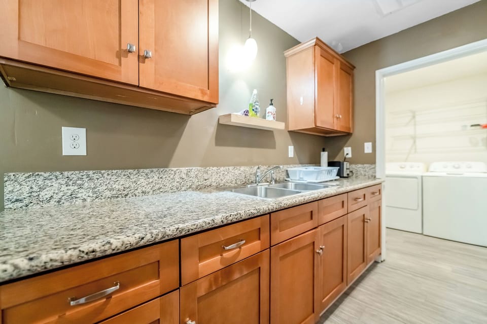 Business Apartment | Private kitchen | Full-size fridge, microwave, oven, coffee/tea maker
