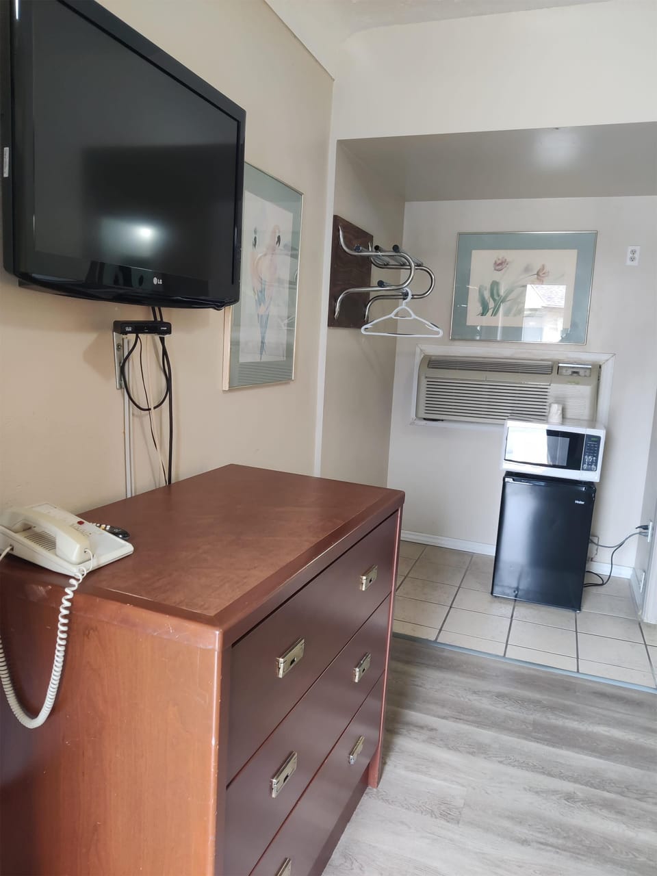 Desk, soundproofing, iron/ironing board, free WiFi