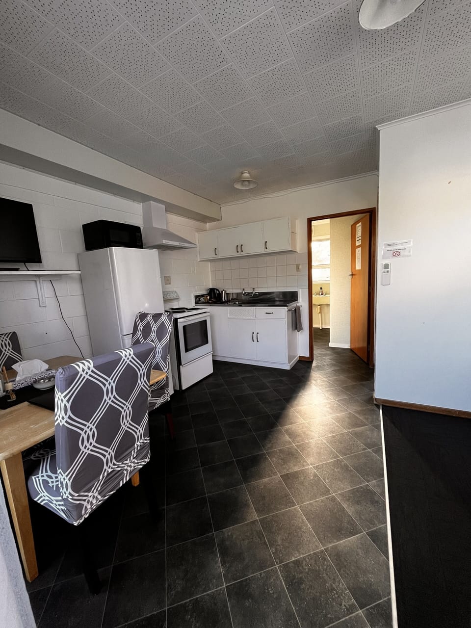 Family Room | Private kitchen | Fridge, microwave, toaster, cookware/dishes/utensils