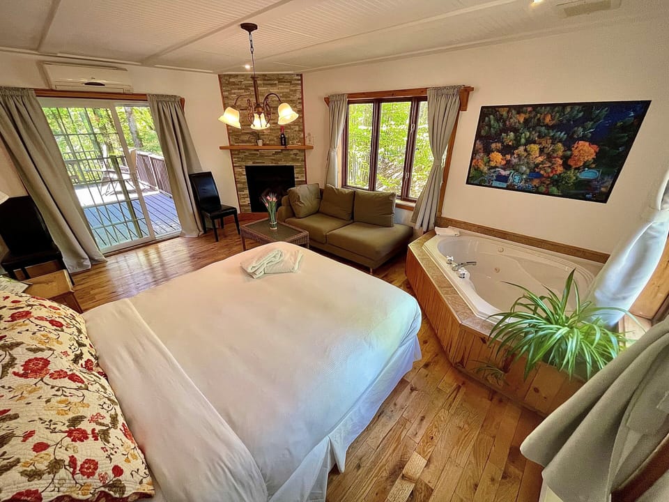 Laptop workspace, iron/ironing board, free WiFi, bed sheets