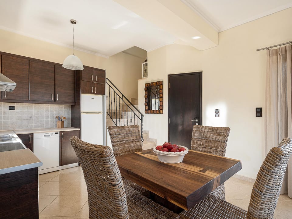 Superior Villa | Living area | 40-inch flat-screen TV with cable channels, TV