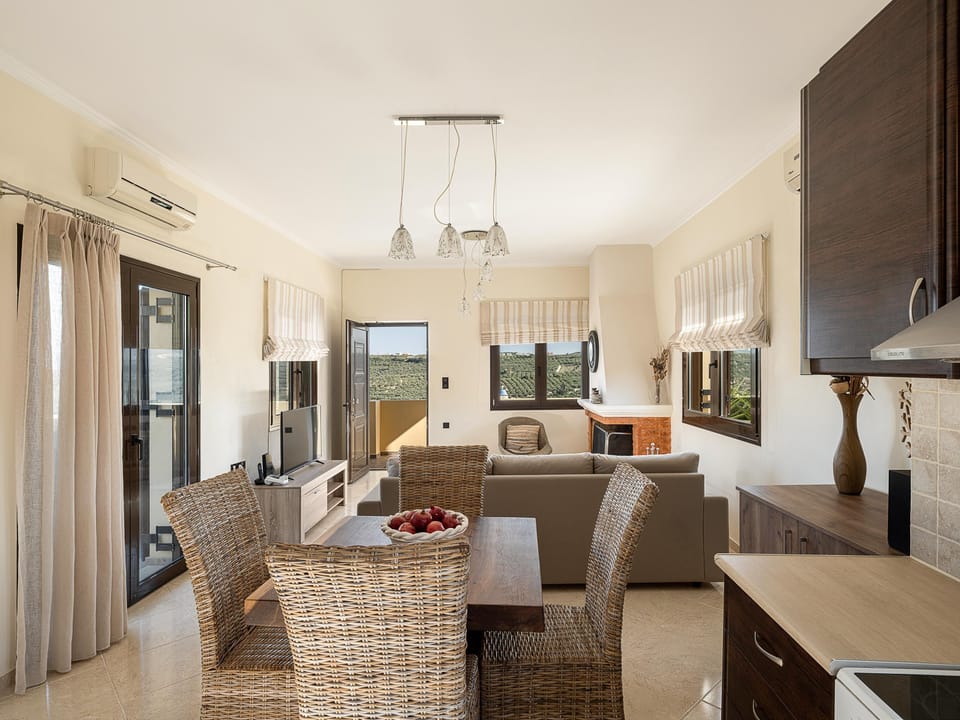 Superior Villa | Private kitchen | Full-size fridge, microwave, oven, stovetop