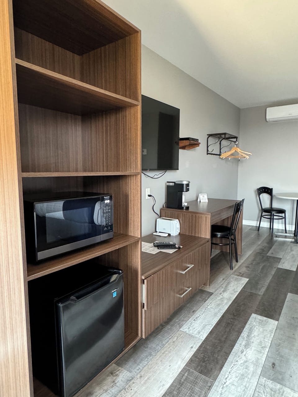 Standard Room, 2 Queen Beds, Mountainside | Desk, laptop workspace, free WiFi, bed sheets