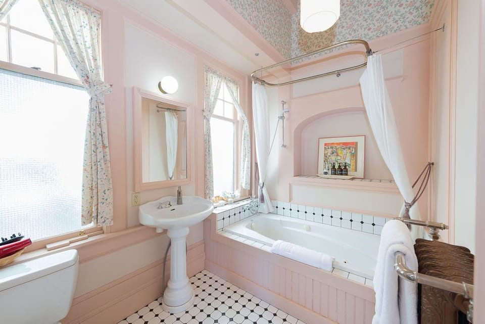 Deluxe Room | Bathroom | Shower, free toiletries, hair dryer, bathrobes