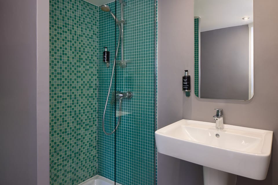 Triple Room | Bathroom | Shower, hair dryer, towels