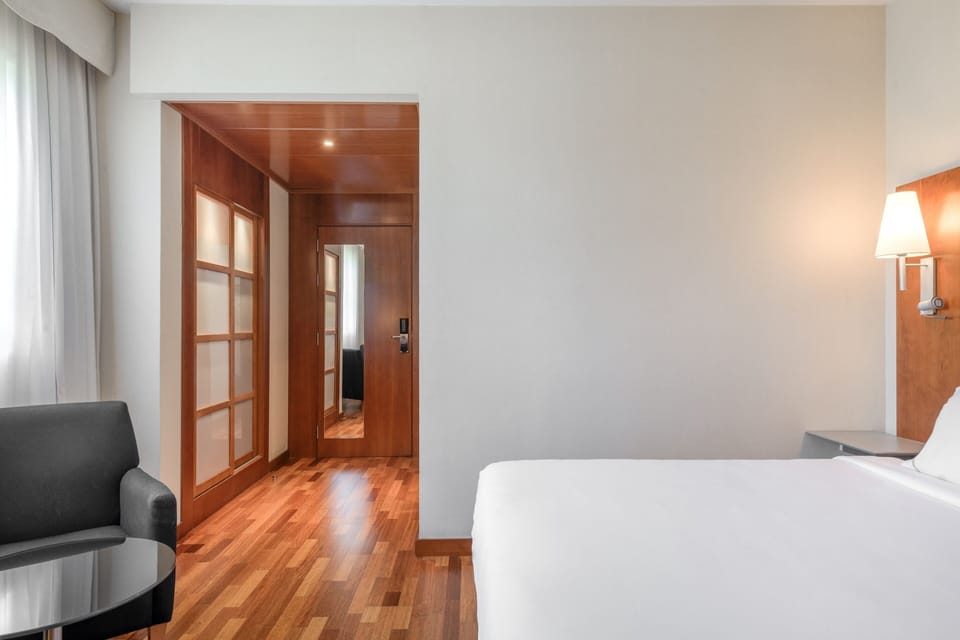 Standard Room, 2 Twin Beds | Minibar, in-room safe, desk, blackout drapes