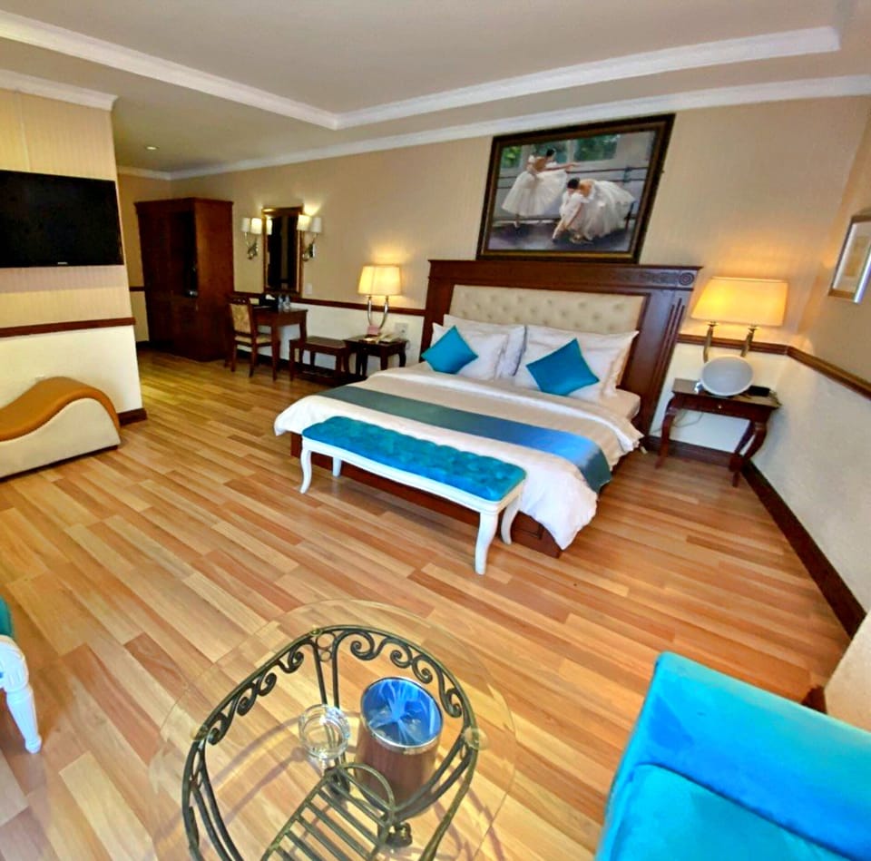 Executive Double Room, 1 Queen Bed, Non Smoking, City View | Egyptian cotton sheets, premium bedding, memory foam beds, minibar