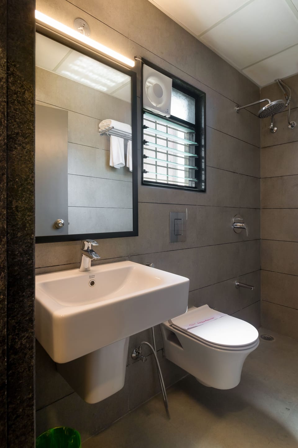 Standard Room, 1 Queen Bed | Bathroom