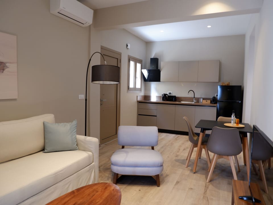 Deluxe Apartment | Living area | 32-inch Smart TV with satellite channels, TV, Netflix