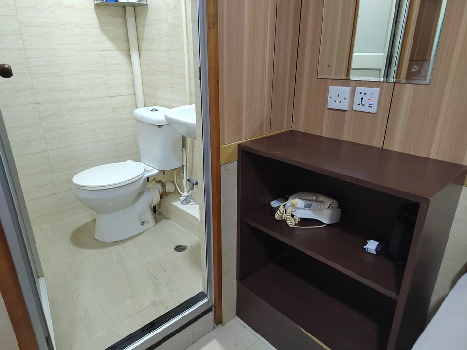 Shower, rainfall showerhead, free toiletries, hair dryer