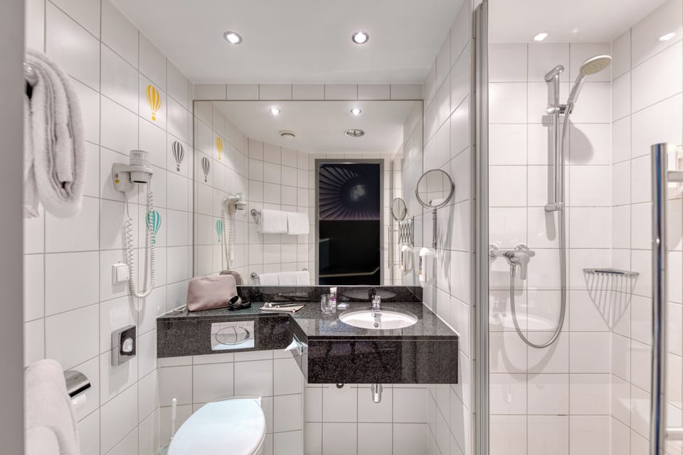 Superior Room, 2 Twin Beds | Bathroom | Shower, eco-friendly toiletries, hair dryer, towels