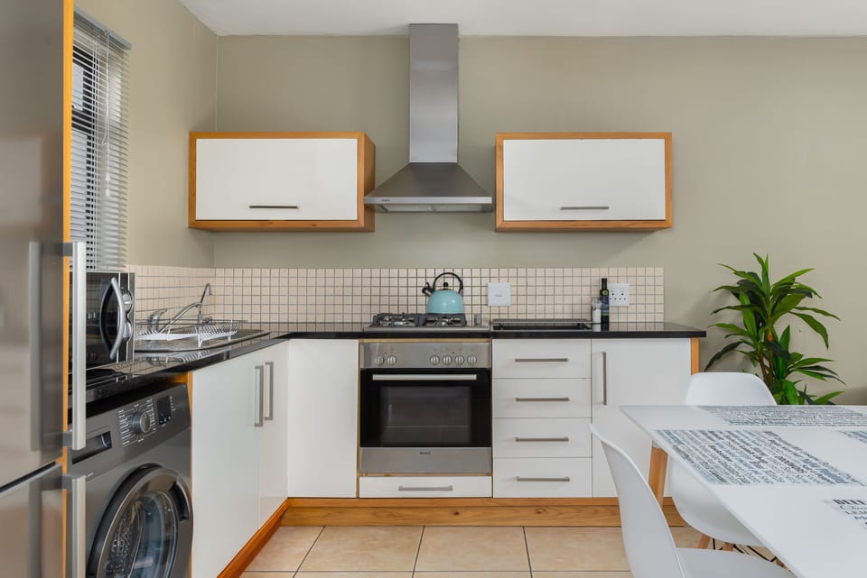 Classic Apartment | Private kitchen | Full-size fridge, microwave, oven, stovetop