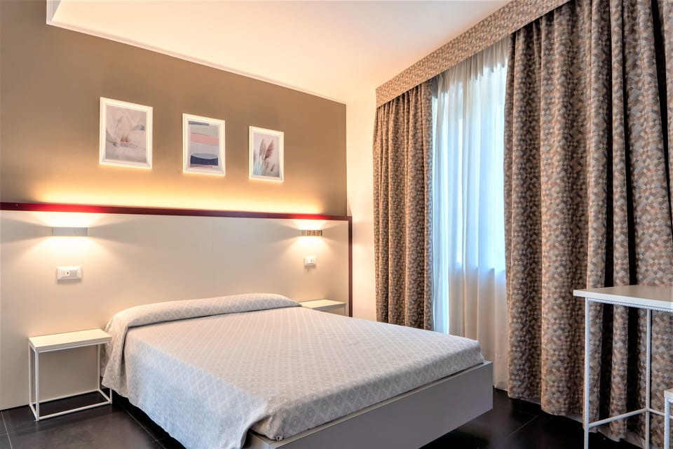 Classic Double or Twin Room, Ensuite | In-room safe, desk, blackout drapes, free WiFi