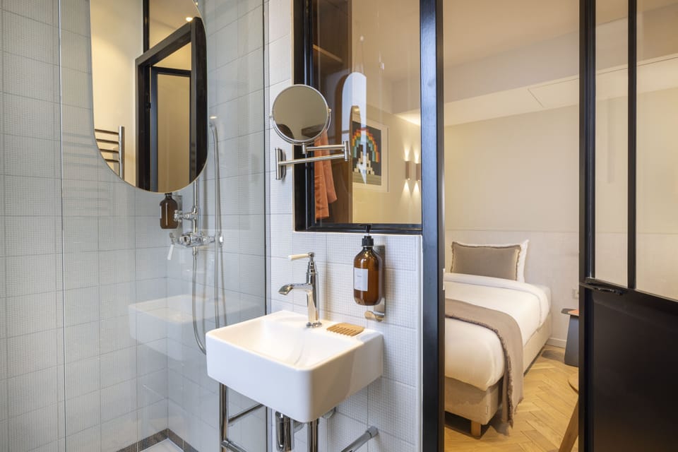 Comfort Single Room | Bathroom | Shower, rainfall showerhead, hair dryer, towels
