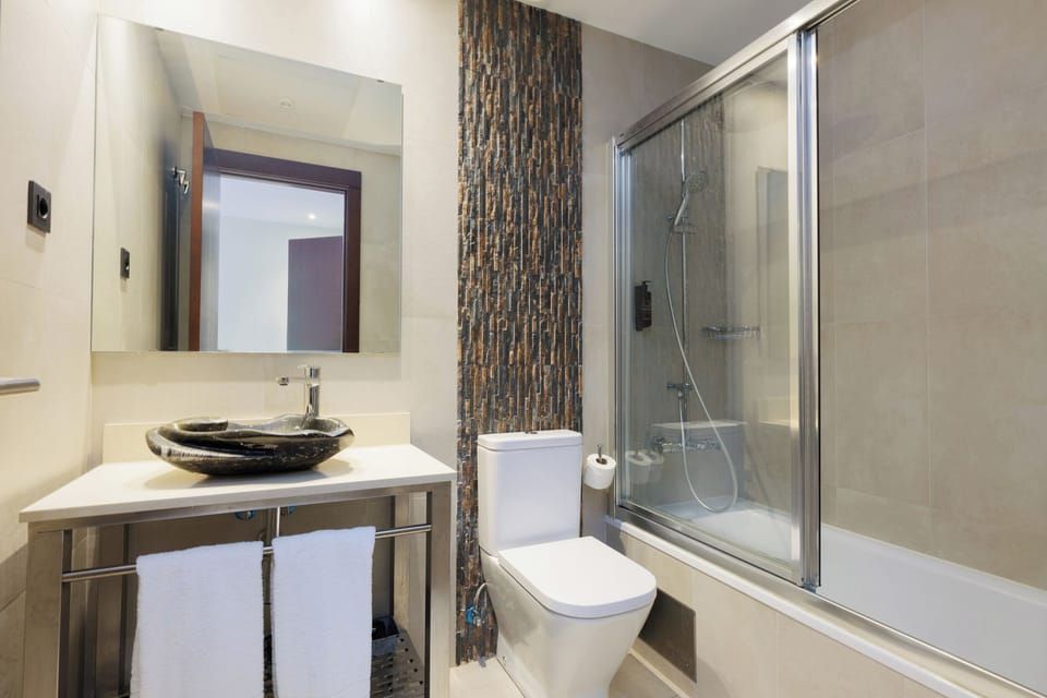 Rainfall showerhead, eco-friendly toiletries, hair dryer, towels
