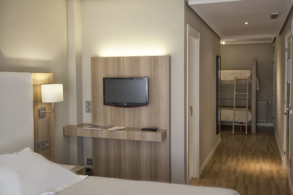 Family Room | Room amenity