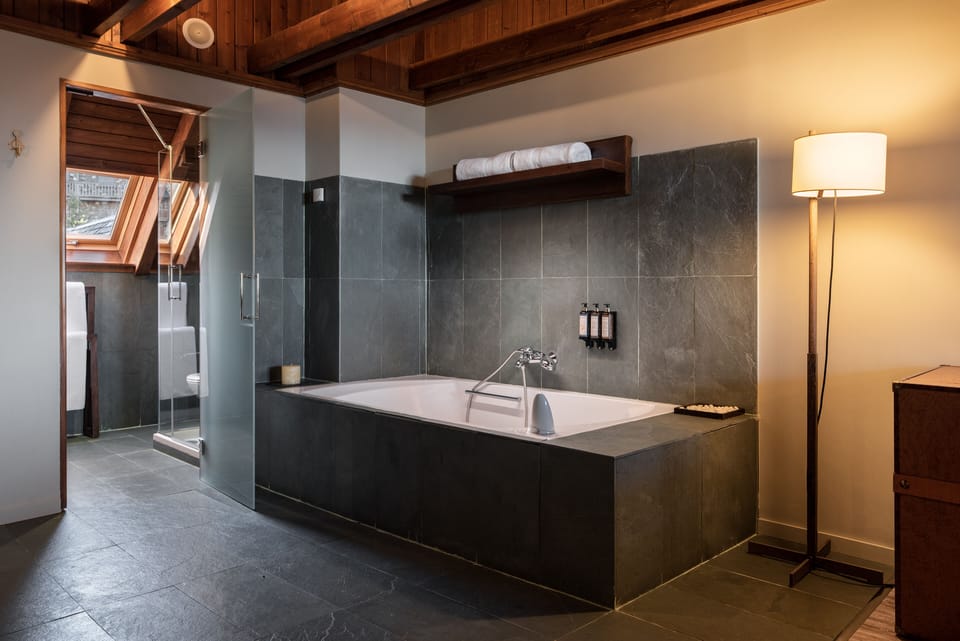 Combined shower/tub, deep soaking tub, hydromassage showerhead