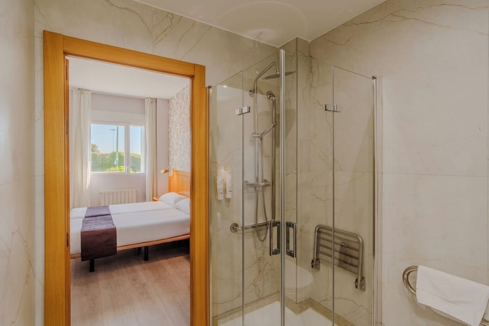 Standard Twin Room, 2 Twin Beds | Bathroom | Combined shower/tub, deep soaking tub, free toiletries, hair dryer
