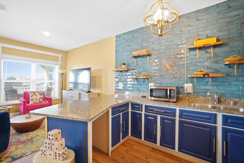 House | Private kitchenette | Full-size fridge, microwave, oven, stovetop