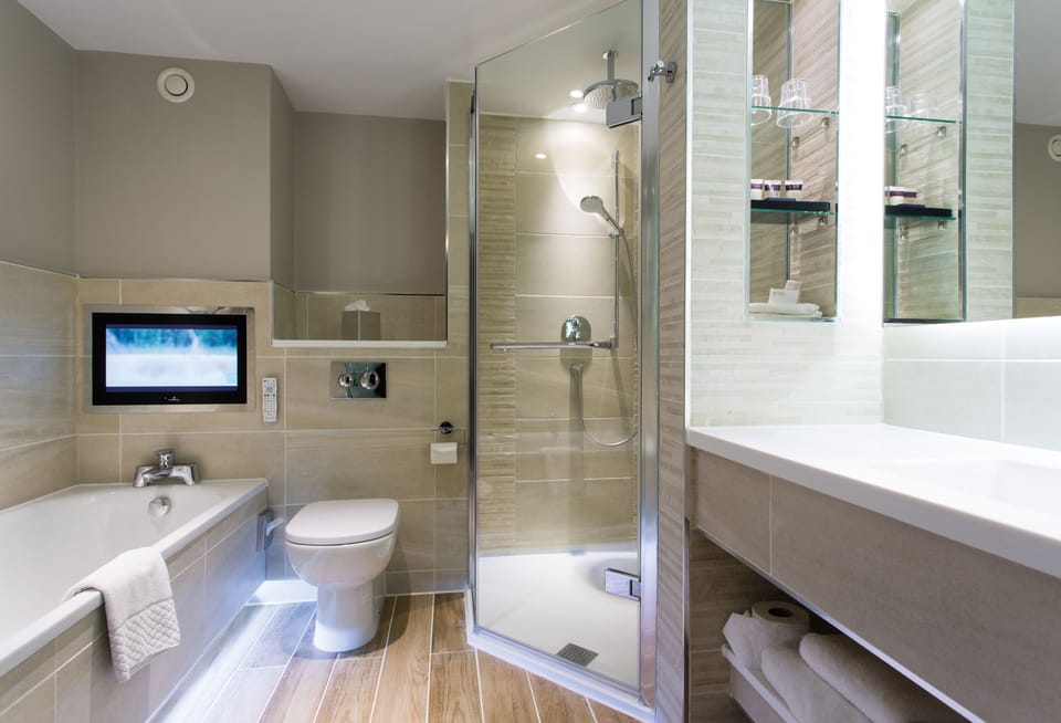Combined shower/tub, designer toiletries, hair dryer, towels